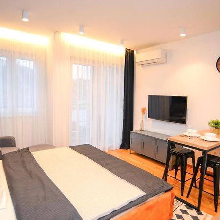 Design Apartment Near Gorica Park 포드고리차 외부 사진